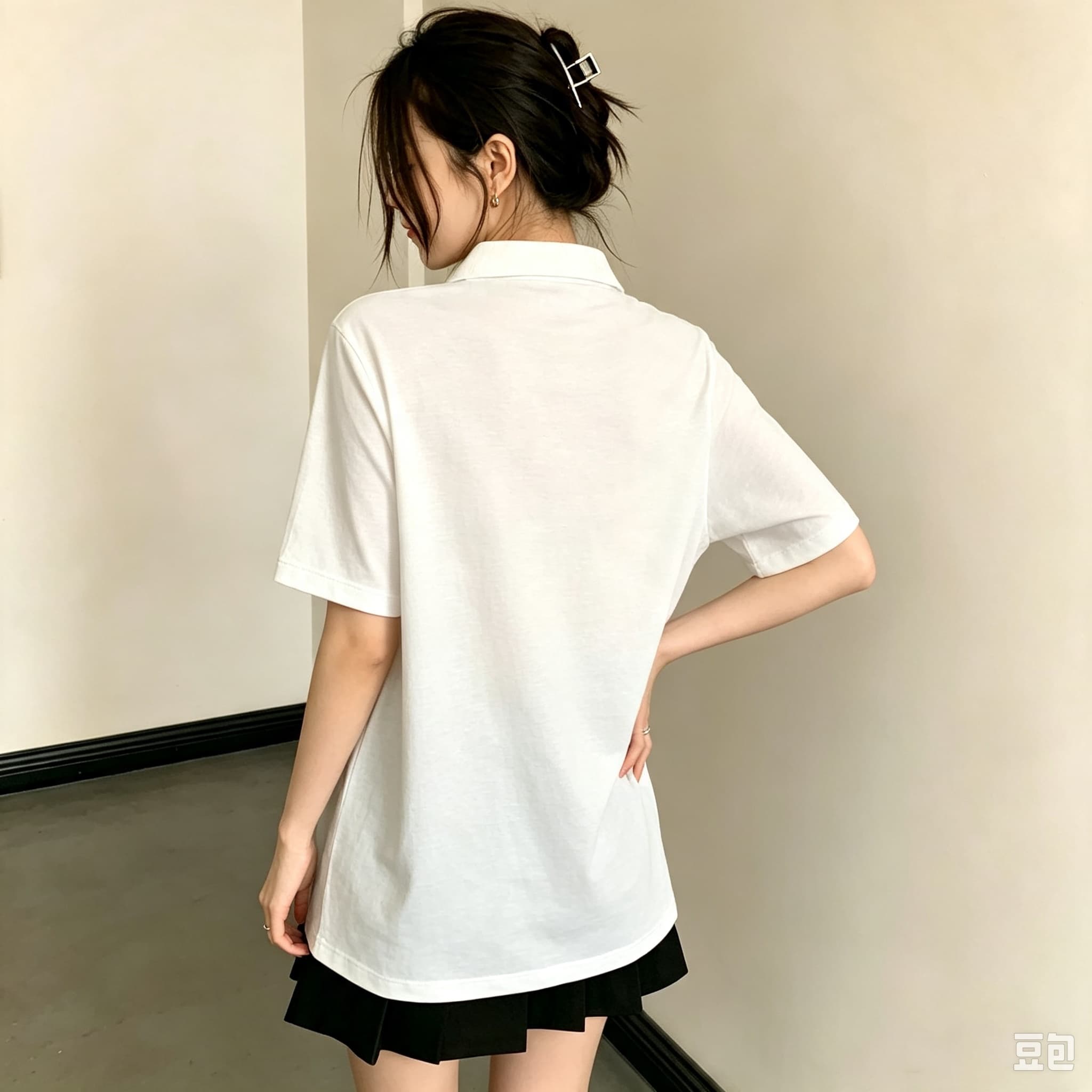 Women Black Lapel Collar Polo  - Embroidery On Black Shirt 评论和价格